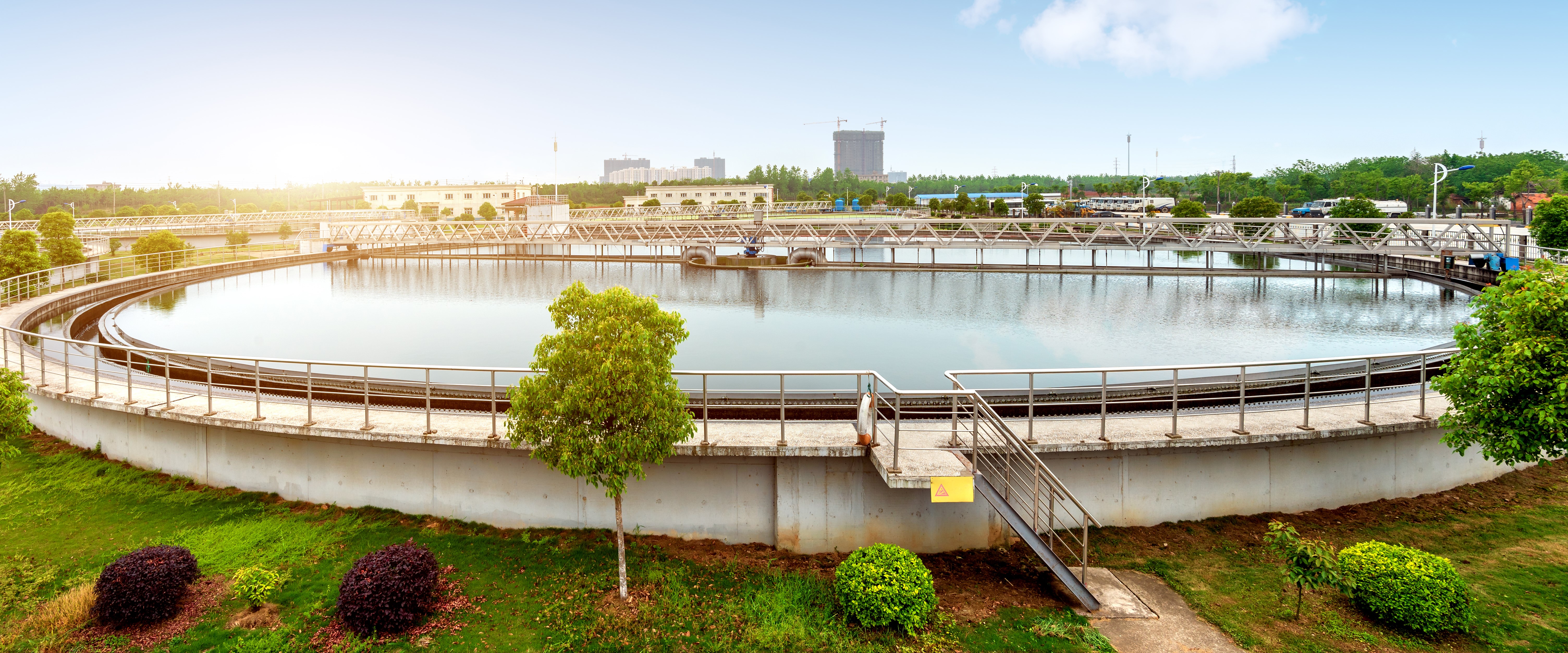 Moderna planta de tratamiento de aguas residuales urbana