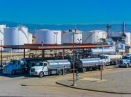 Camions pétroliers à la raffinerie