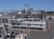 DNF Poseidon en refinería de petróleo en verano